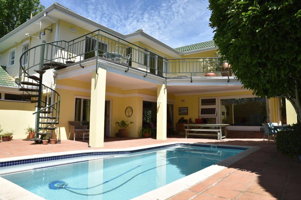 On Pinewood Guest House Cape Town Bagian luar foto