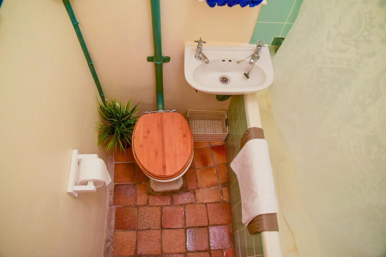 On Pinewood Guest House Cape Town Bagian luar foto